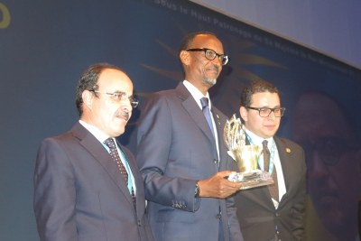 Paul Kagamé, Président de la République de Rwanda recevant le Grand Prix MEDays 2015, le 11 Novembre à Tanger.