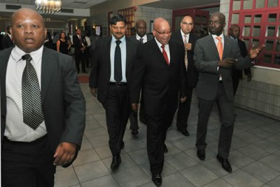 Le président Zuma accompagné d'Atul Gupta, ministre des Entreprises publiques Malusi Gigaba et président-directeur général du New Age Nazeem Howa lors du petit-déjeuner d'affaires New Age à Port Elizabeth.