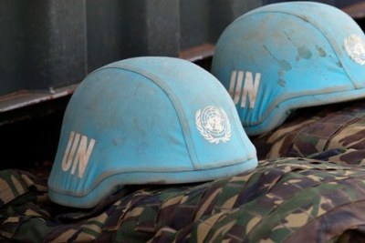Des casques bleus et des uniformes de l’ONU.