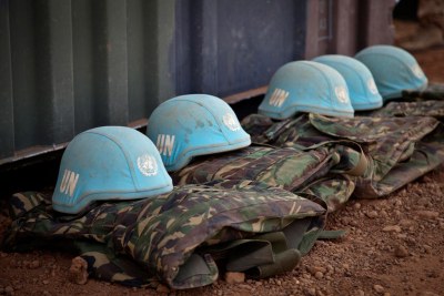 Des casques bleus et des uniformes de l’ONU.