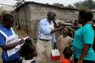 Une famille reçoit un vaccin à Kinshasa
