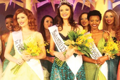 Miss Namibia 2016 winner Lizelle Esterhuizen with first princess Andeline Wieland (L) and second princess Varaakuani Hambira (R).