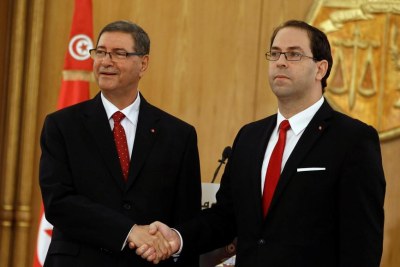 Le nouveau Premier ministre, Youssef Chahed (D), et son prédécesseur, Habib Essid (G), durant la cérémonie de passation, le 29 août 2016 à Tunis