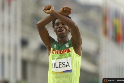 Long-distance runner Feyisa Lilesa won silver in an exciting race at the Rio Olympics and then used the opportunity to show his support for the protests against the Ethiopian government's privatisation of certain areas of land, and plans to expand the area of the capital Addis Ababa further into Oromo land.