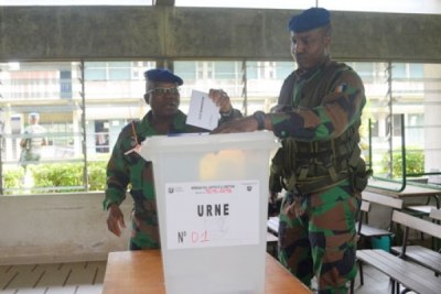 (Photo d'archives) - Le général Soumaila Bakayoko a voté au lycée Sainte Marie lors du référendum.