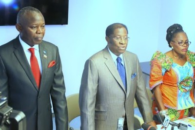 Vital Kamerhe (gauche) et Alexis Thambwe (centre), lors d'un point de presse des membres du bureau du dialogue politique national à Kinshasa