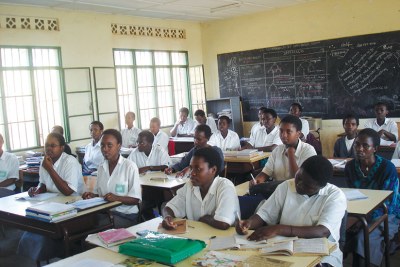 Les élèves de l'école secondaire de filles du Forum des éducatrices africaines en classe. (Illustration)