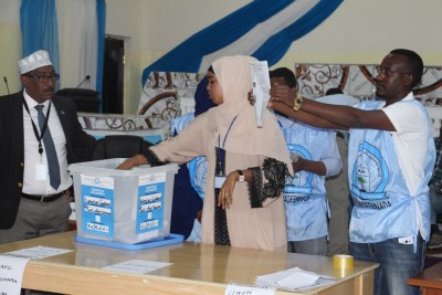 Des agents électoraux dépouillent les bulletins de vote durant le processus électoral visant à choisir les membres de la chambre basse du Parlement fédéral à Baidoa, en Somalie, le 16 novembre 2016.