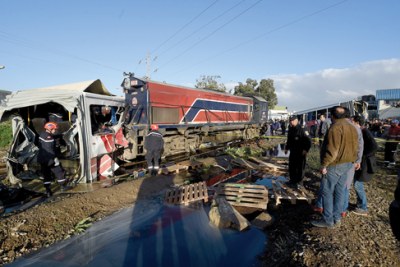 Collision meurtrière entre un train et un bus en Tunisie