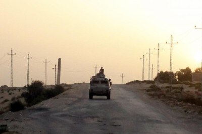 Un véhicule militaire égyptien dans le nord du Sinaï