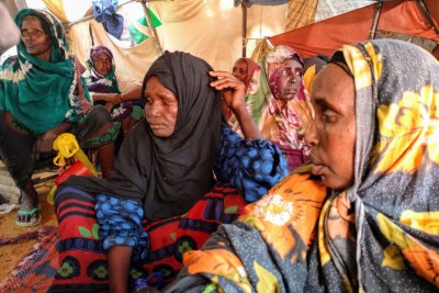 Un groupe de femmes à Mogadiscio, en Somalie, qui ont quitté Toro-Toro, à 100 kilomètres de là, à cause du manque d’eau et de nourriture.