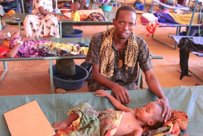 Nur Ismail, 3 ans, est traité pour diarrhée aqueuse aiguë au centre de traitement du choléra dans un hôpital à Baidoa, en Somalie. Son père, Hassan Ismail, est à ses côtés.