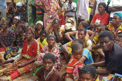 Des personnes revenues au village de Kasala, dans la province de Kasai, en RDC, attendent une distribution alimentaire par l’ONG COPROMOR et Christian