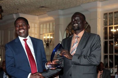 New Council of Governors chairman Josphat Nanok presents a gift to his predecessor, Peter Munya, during the governors’ full council meeting at the Hilton Hotel in Nairobi on May 22, 2017.