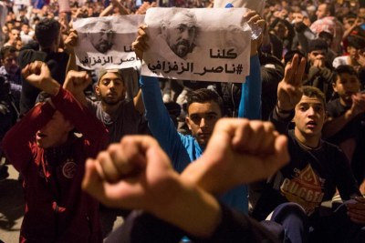 Des manifestants brandissent une image de Nasser Zafzafi, leader du mouvement de protestation dans le Rif marocain, lors d'un défilé à Al Hoceïma le 29 mai.