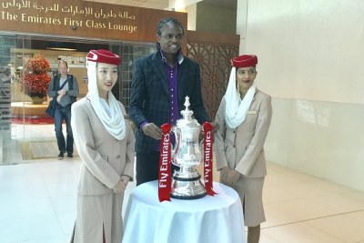 Nwanko Kanu with English FA Emirate FA Cup.
