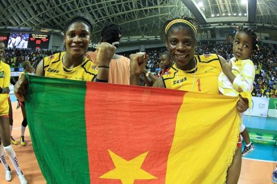 Les Camerounaises fêtent leur victoire au Championnat d'Afrique de volley-ball 2017.