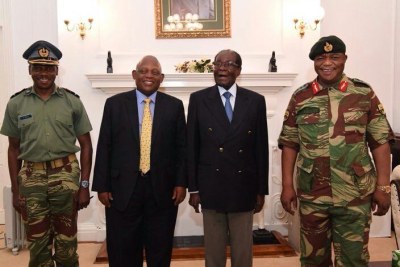 Le président Robert Mugabe rencontre le commandant général de la ZDF, Constantino Chiwenga, le père Fidelis Mukonori et les envoyés sud-africains à la State House.