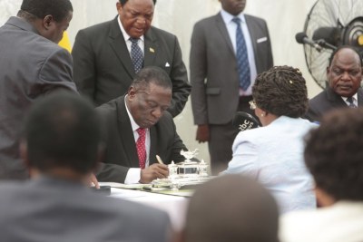 Cabinet ministers take their oath of office before President Emmerson Mnangagwa (file photo).
