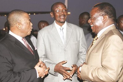 President Emmerson Mnangagwa speaks to his deputies Constantino Chiwenga (left) and Kembo Mohadi (file photo).