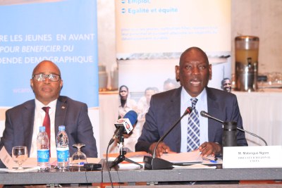 Le Directeur régional de l'UNFPA, Mabingué Ngom (à droite) lors de la publication du Rapport d'étape 2017 sur le
Dividende Démographique en Afrique de l'Ouest et du Centre, le lundi 26 février 2018 à Dakar