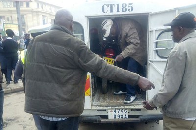 Un agresseur présumé est arrêté lors d'une opération de répression dans le CBD de Nairobi le 6 mars 2018.