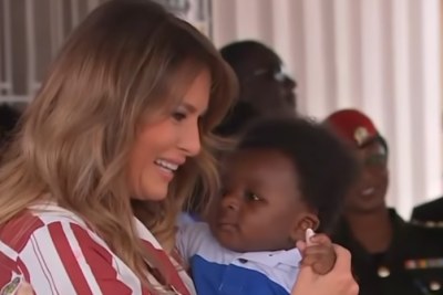 U.S. First Lady Melania Trump cuddled an infant, saw babies being weighed, and handed out teddy bears donated by the White House at the Greater Accra Regional Hospital.