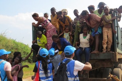 Des femmes et des enfants congolais arrivent à un poste frontière à Chissanda, dans le Lunda Norte, en Angola, après avoir fui des attaques de milices dans la province du Kasaï, en République démocratique du Congo (archives)