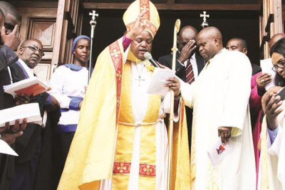 Le nouvel évêque du diocèse de Harare, Dr Farai Mutamiri (centre).
