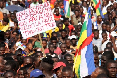 Plusieurs milliers de personnes ont manifesté, ce lundi 28 janvier, à Bangui, pour demander la levée de l’embargo sur les armes.