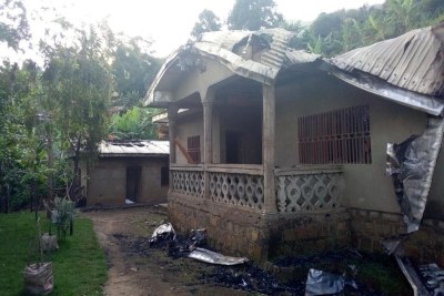 Une maison du village d’Abuh (région du Nord-Ouest), au Cameroun, qui a été incendiée par les forces de sécurité le 19 novembre 2018.