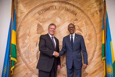 Photo d'archives : l'ancien ambassadeur allemand au Rwanda, Peter Woeste serrant la main du président Kagame.