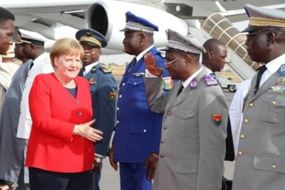 La chancelière Angela Merkel est en effet arrivée à l’aéroport international de Ouagadougou pour une rencontre bilatérale entre la République Fédérale d’Allemagne et le Burkina Faso, suivie dans la foulée d’un sommet extraordinaire avec les chefs d’Etat membres du G5 Sahel.