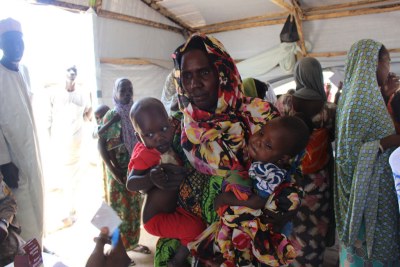 Une mère avec ses enfants à Monguno, dans l'Etat de Borno, au nord-est du Nigéria (archives).