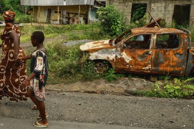 A woman walks with her child as tension continues in Cameroon's Anglophone regions (file photo).
