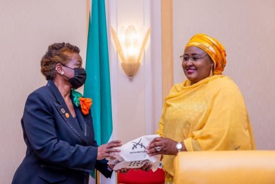 Rencontre entre le Dr Natalia kanem et la Première dame du Nigeria, Mme Aïcha Buhari, le jour où il a lancé les 16 jours d'activisme contre la violence basée sur le genre. C'était le 25 novembre 2021 à Abuja.