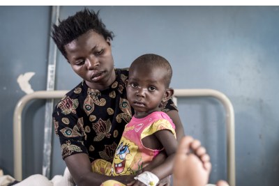 Une mère et son enfant reçoivent un traitement contre le paludisme dans un établissement de santé à Kisumu, au Kenya