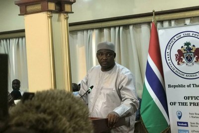 Le président gambien Adama Barrow lors de sa première conférence de presse après avoir remporté un deuxième mandat présidentiel (décembre 2021).