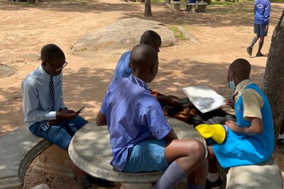 A 20% salary increase and some incentives announced by Zimbabwe's government on Tuesday February 8, 2022 night did not change teachers’ minds about their strike. As a result, students in Chitungwiza, Zimbabwe read on their own on February 10, 2022.
