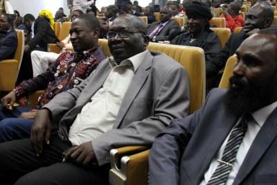 Des représentants des groupes armés lors de la signature de l'accord de Khartoum à Bangui, le 3 mars 2019. Parmi eux, Souleymane Daouda (3e à g.) et Maxime Mokom (1er à dr.).