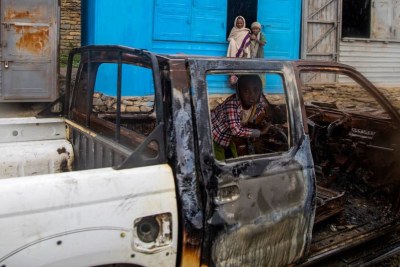 Un enfant est assis à l'intérieur d'un véhicule incendié lors des combats dans la région du Tigré, dans le nord de l'Éthiopie.