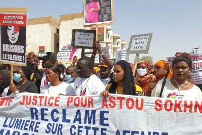 Des manifestants sénégalais défilent le 15 avril à Louga pour réclamer justice pour Astou Sokhna, jeune femme enceinte décédée à l'hôpital.