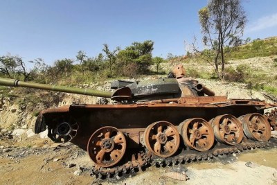 Un tank détruit au bord d'une route, dans la région du Tigré. © RFI/Sébastien Nemeth