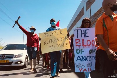 Un groupe de personnes à Windhoek, en Namibie, protestant contre l'accord sur le génocide conclu avec l'Allemagne. (Photo d'archives).