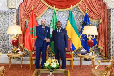 Sa Majesté le Roi Mohammed VI, que Dieu L’assiste, au Palais Présidentiel à Libreville, avec Son Excellence Monsieur Ali Bongo Ondimba, Président de la République gabonaise.