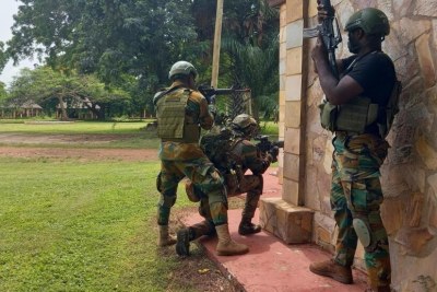 Exercice de formation des militaires ghanéens par les Éléments français au Sénégal, à Asutsuare, le 29 avril 2021.
