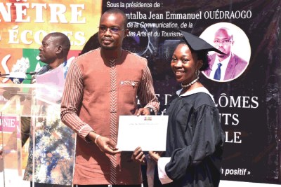 Le ministre en charge de la culture, Rimtalba Jean Emmanuel Ouédraogo, a remis à une étudiante, son diplôme de fin de cycle