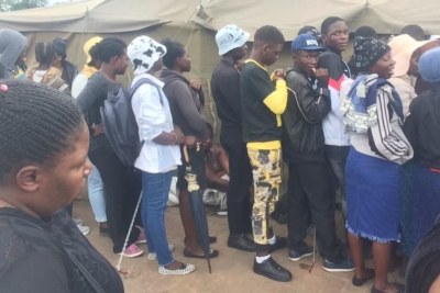 Zimbabwéens s’inscrivant sur les listes électorales à Bulawayo.