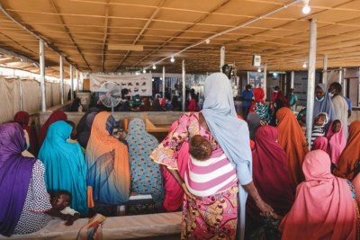 Une mère se préparant à partir après avoir assisté à une séance d’éducation sanitaire au centre d’alimentation thérapeutique ambulatoire (ATFC) de l’hôpital de nutrition Nilefa Kiji géré par MSF à Maiduguri, dans l’État de Borno au Nigeria. Son enfant souffrant de malnutrition a été admis au programme d’alimentation ambulatoire.
