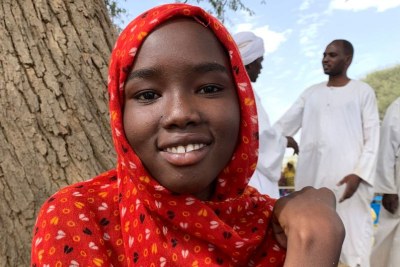 Une jeune fille qui a fui le Soudan avec sa famille attend une distribution d'aide humanitaire au Tchad.